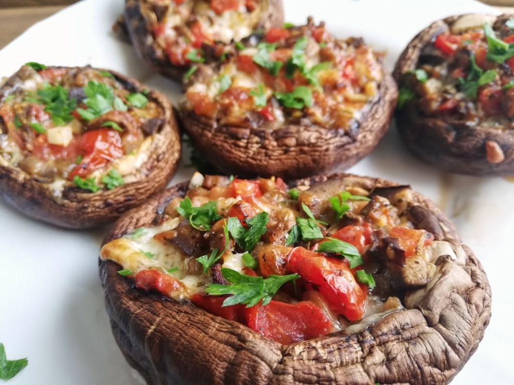 Ciuperci umplute cu rosii si&nbsp;cascaval