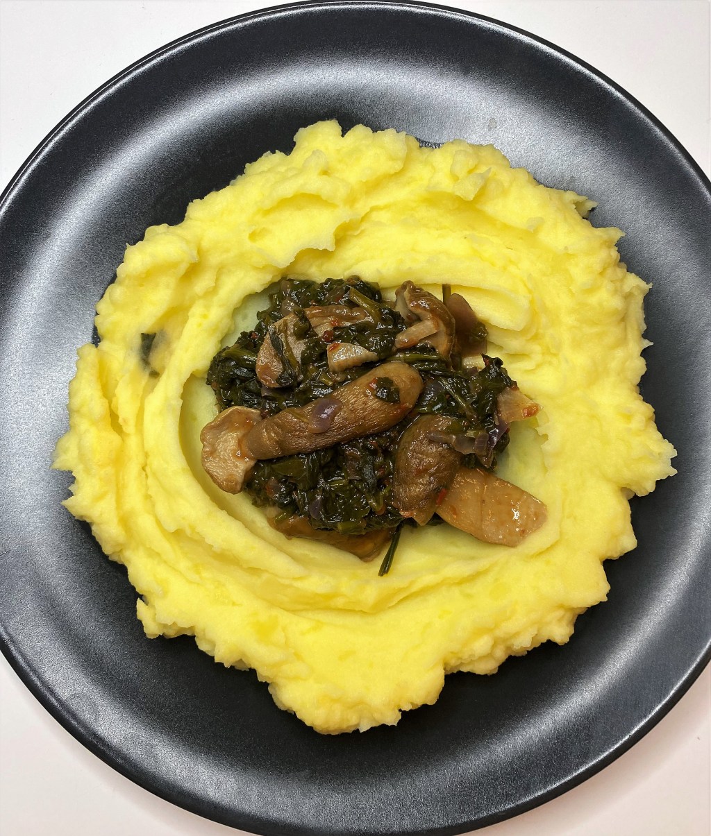 Mancare de spanac proaspat cu hribi